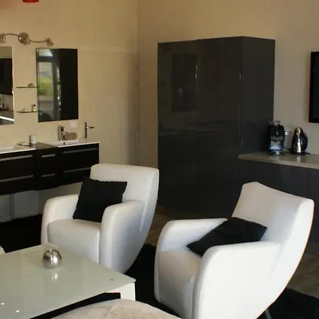 Château De Valloubière-gite * Saint-Jean-de-Fos